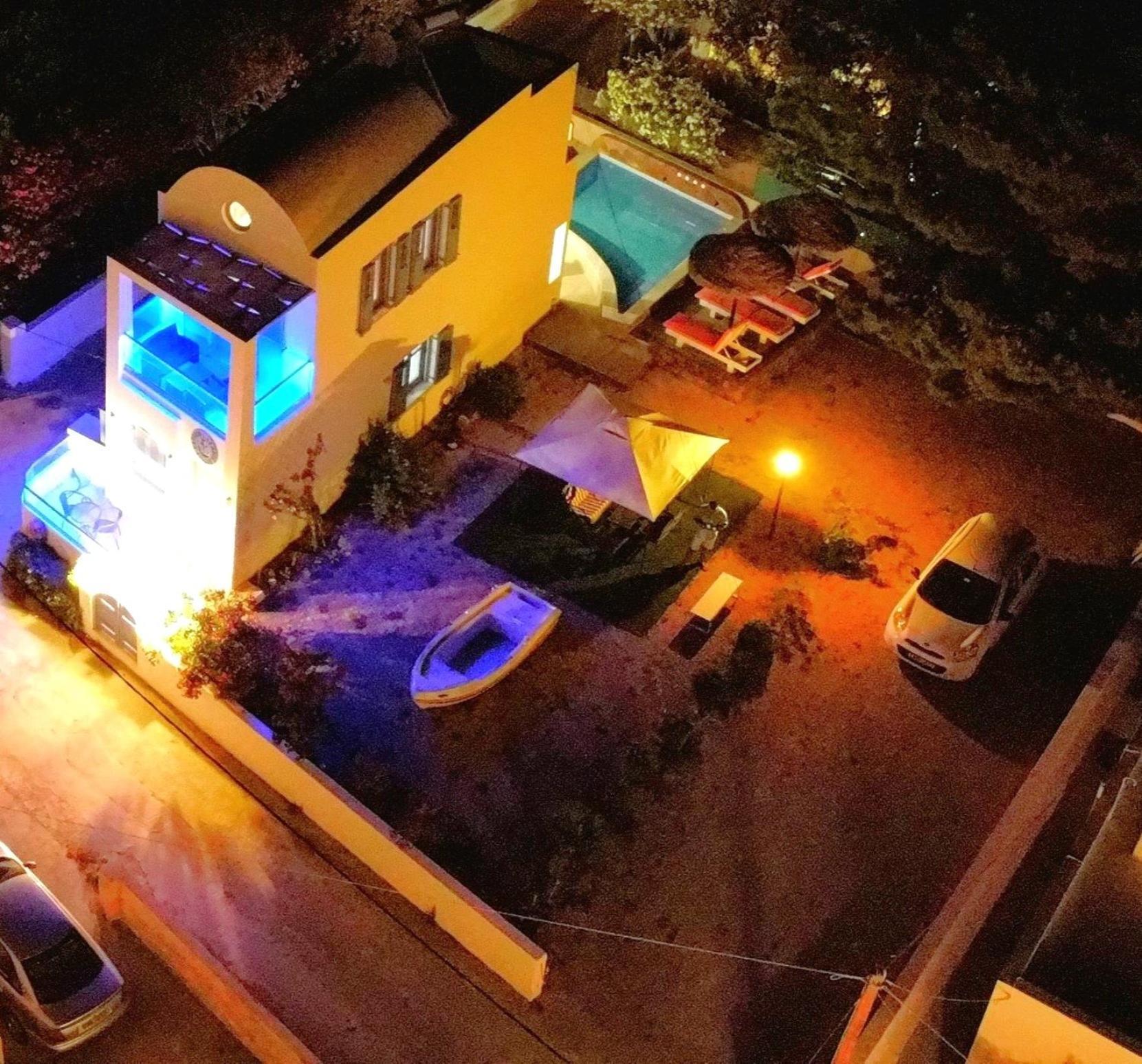Located By The Sea One Beachfront Private Captain Lazaros Pool Villa With Loft In 750Sqm Spacious Private Plot-Jacuzzi-Sunrelax-Furnished Terace-Gazebo-Private Parking,Sleep 3 Adults And 2 Children, Just Steps From The Black Beach-Seaview Perissa  Dış mekan fotoğraf