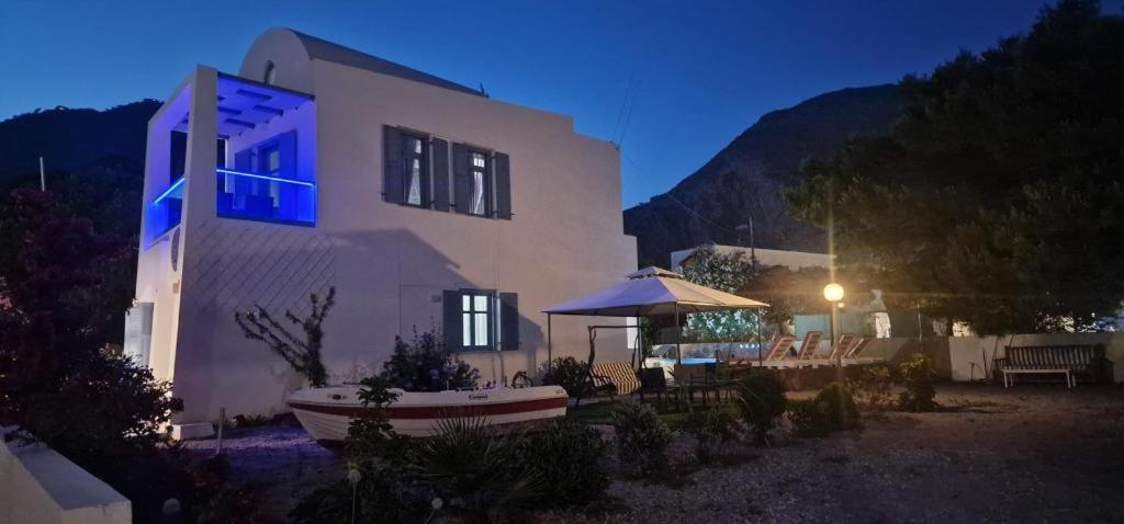 Located By The Sea One Beachfront Private Captain Lazaros Pool Villa With Loft In 750Sqm Spacious Private Plot-Jacuzzi-Sunrelax-Furnished Terace-Gazebo-Private Parking,Sleep 3 Adults And 2 Children, Just Steps From The Black Beach-Seaview Perissa  Dış mekan fotoğraf