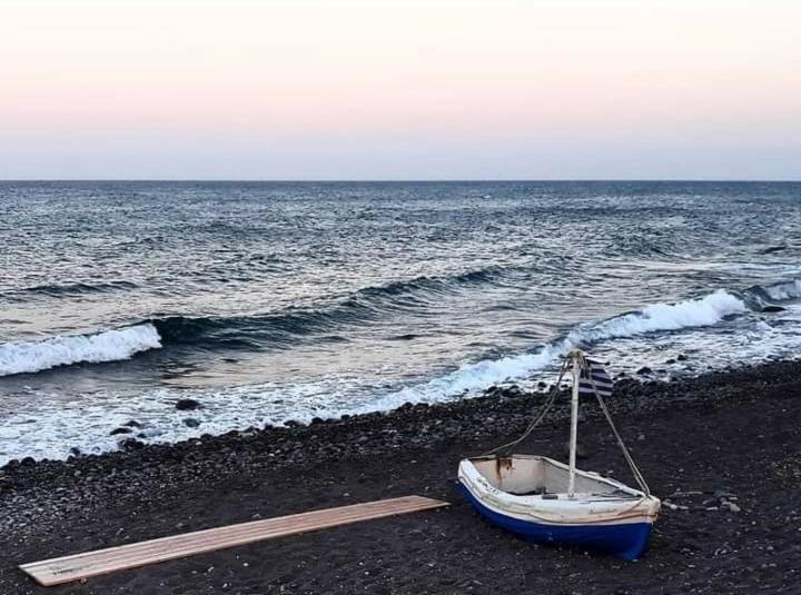 Located By The Sea One Beachfront Private Captain Lazaros Pool Villa With Loft In 750Sqm Spacious Private Plot-Jacuzzi-Sunrelax-Furnished Terace-Gazebo-Private Parking,Sleep 3 Adults And 2 Children, Just Steps From The Black Beach-Seaview Perissa  Dış mekan fotoğraf