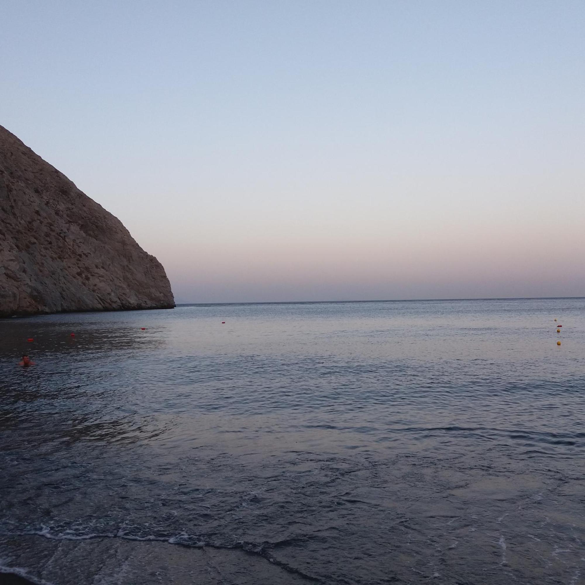 Located By The Sea One Beachfront Private Captain Lazaros Pool Villa With Loft In 750Sqm Spacious Private Plot-Jacuzzi-Sunrelax-Furnished Terace-Gazebo-Private Parking,Sleep 3 Adults And 2 Children, Just Steps From The Black Beach-Seaview Perissa  Dış mekan fotoğraf