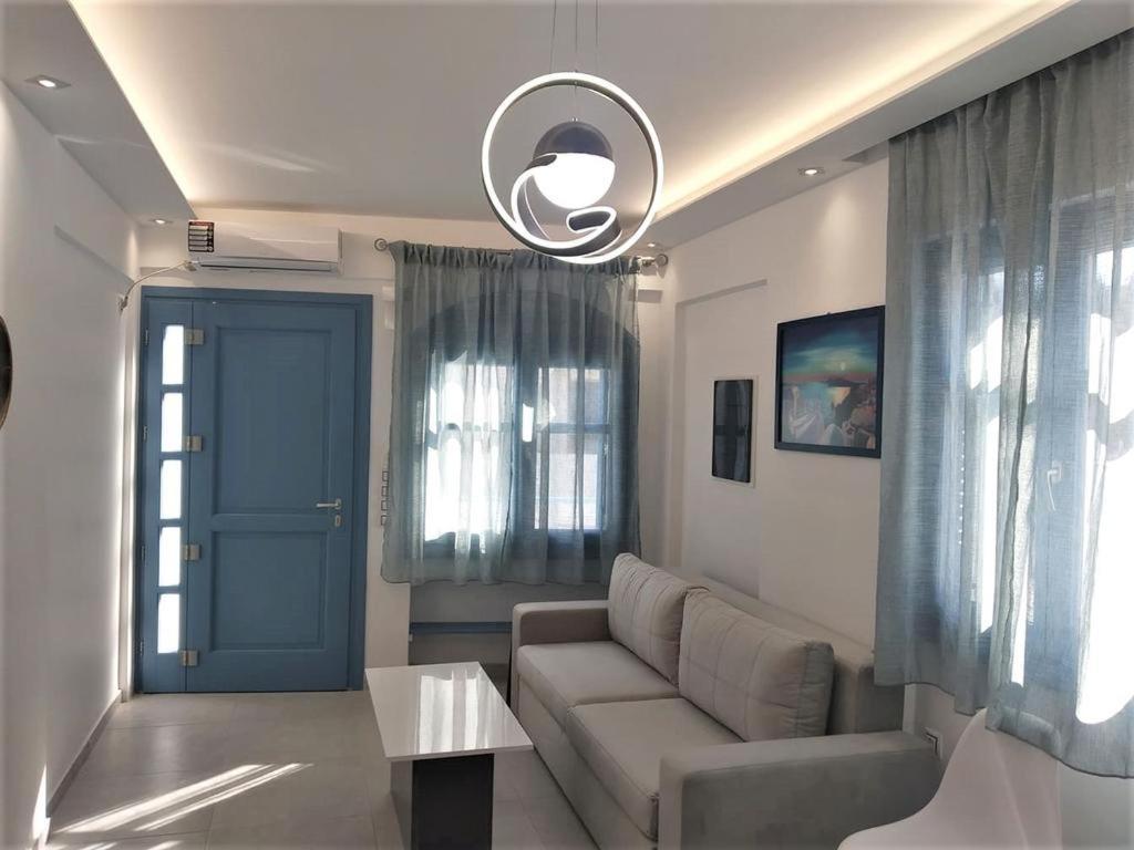 Located By The Sea One Beachfront Private Captain Lazaros Pool Villa With Loft In 750Sqm Spacious Private Plot-Jacuzzi-Sunrelax-Furnished Terace-Gazebo-Private Parking,Sleep 3 Adults And 2 Children, Just Steps From The Black Beach-Seaview Perissa  Dış mekan fotoğraf