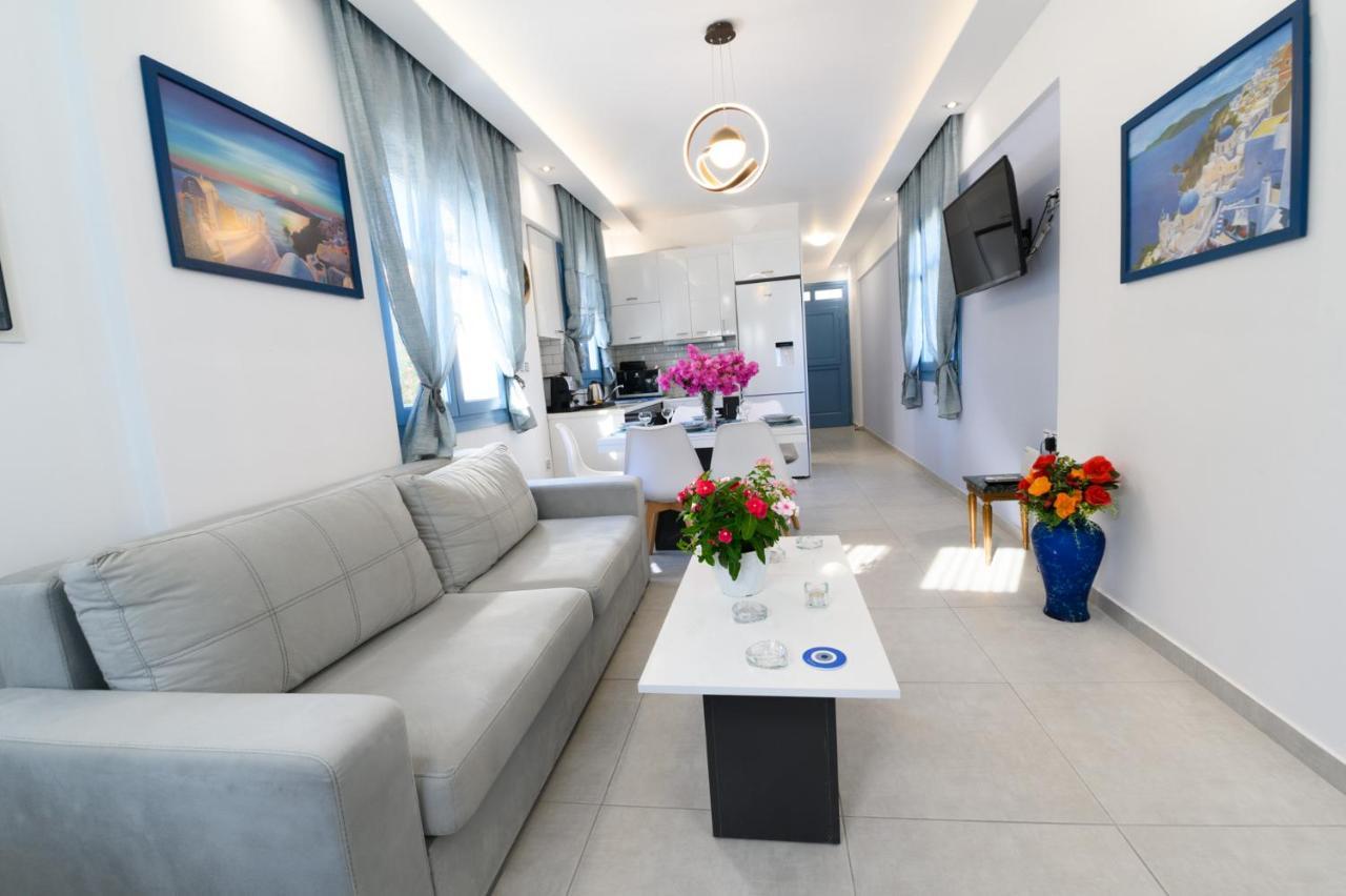 Located By The Sea One Beachfront Private Captain Lazaros Pool Villa With Loft In 750Sqm Spacious Private Plot-Jacuzzi-Sunrelax-Furnished Terace-Gazebo-Private Parking,Sleep 3 Adults And 2 Children, Just Steps From The Black Beach-Seaview Perissa  Dış mekan fotoğraf
